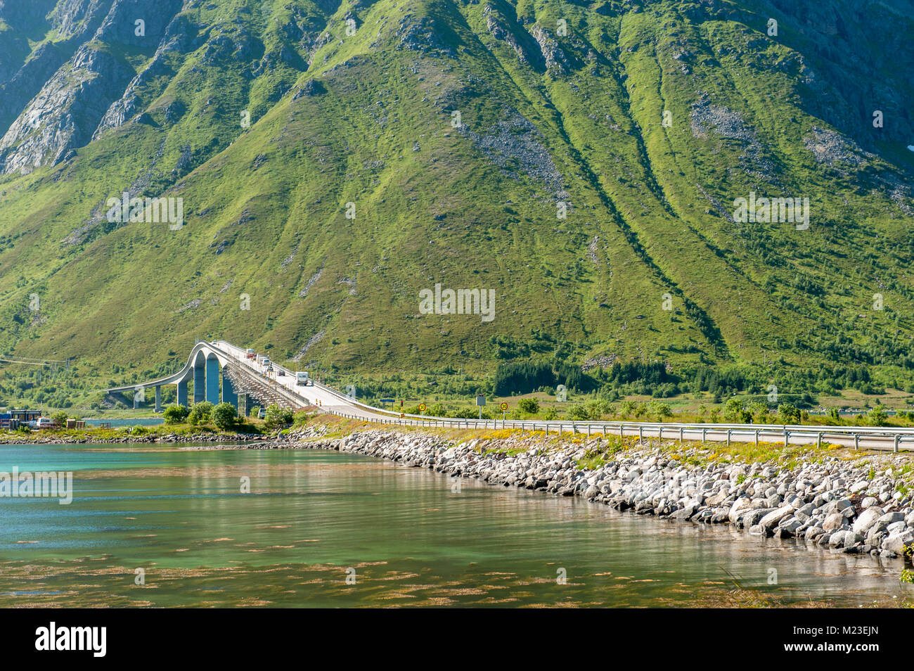 Fahrt durch die malerische Landschaft im Sommer im Lofoten in Nordnorwegen. Straße nach Nusfjord. Stockfoto