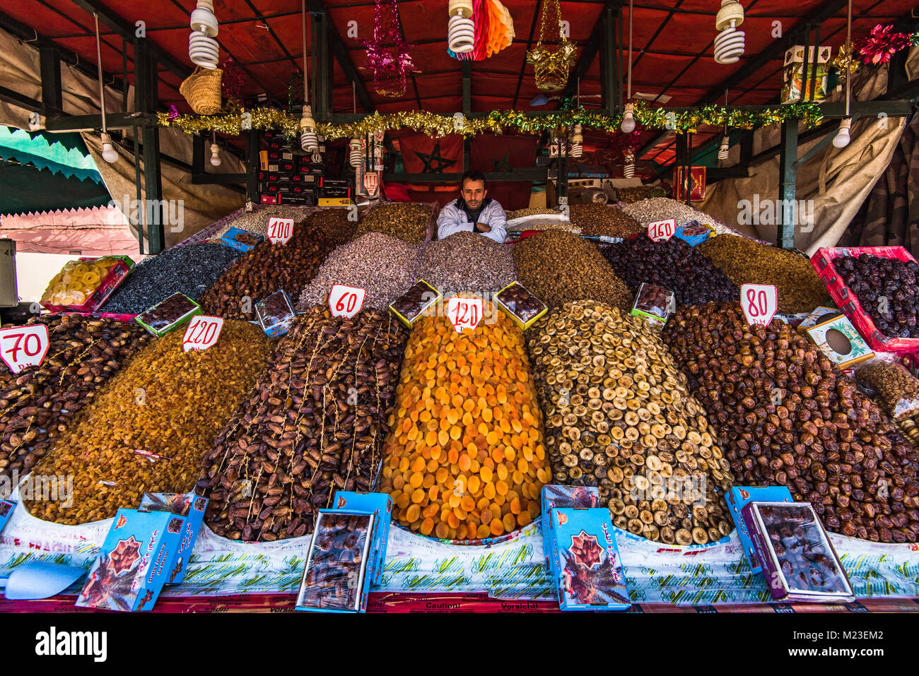 Marrakesch, Marokko - Januar 2018: Street Food mit Früchten in Marrakesch, Marokko Jema El Fna Marktplatz. Stockfoto