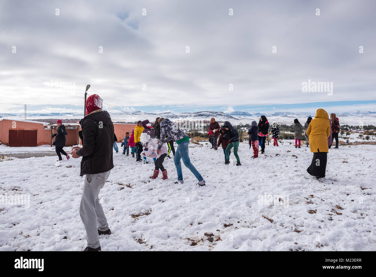 Die Leute spielen mit Schnee zum ersten Mal in mehr als 30 Jahren, im Süden von Marokko. Stockfoto