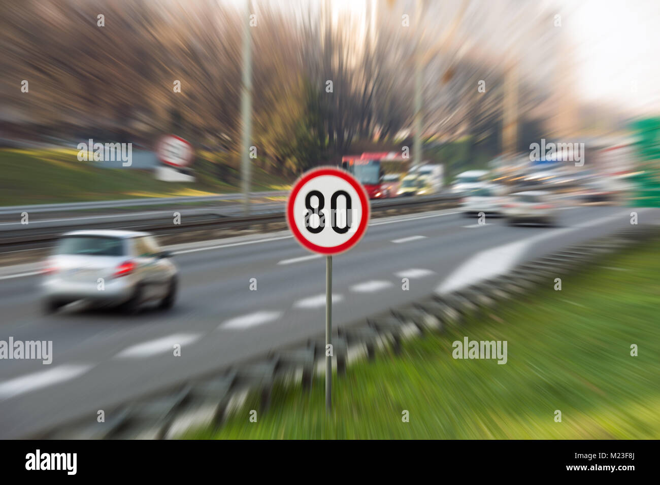 Bild zoomen mit Wirkung zeigt 80 km/h Geschwindigkeitsbegrenzung Verkehrszeichen auf einer Autobahn voller Autos Stockfoto