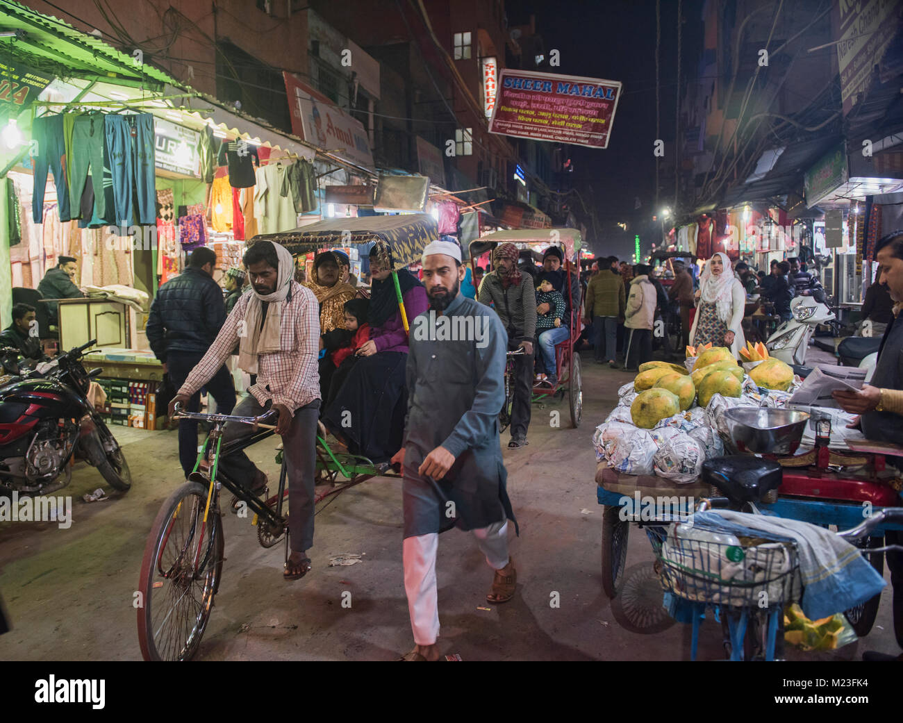 Nachtleben in die chaotischen Straßen von Old Delhi, Indien Stockfoto