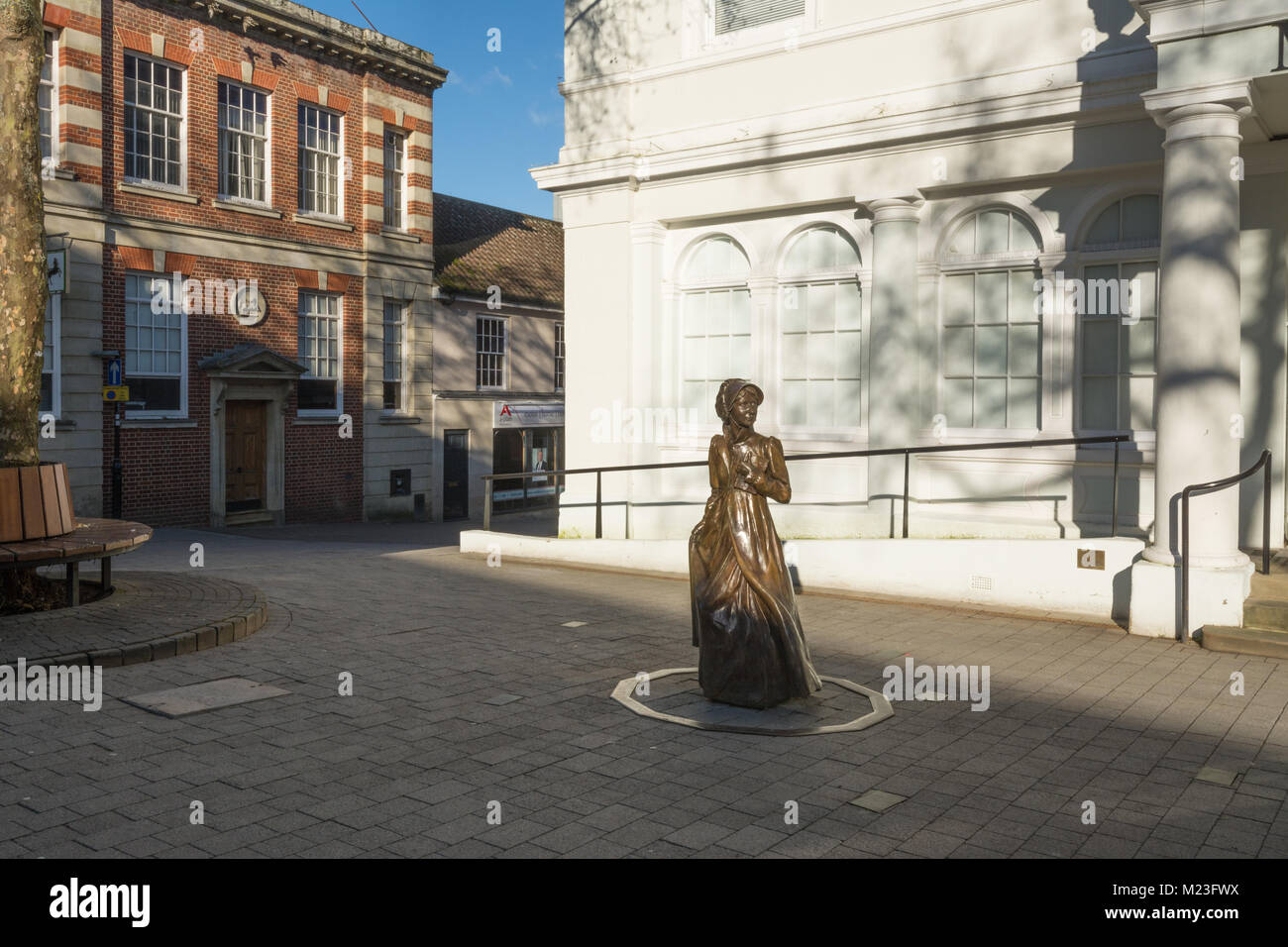 Das alte Rathaus, heute die Willis Museum, in Basingstoke, Hampshire, UK, mit Jane Austen Bronze Skulptur Stockfoto