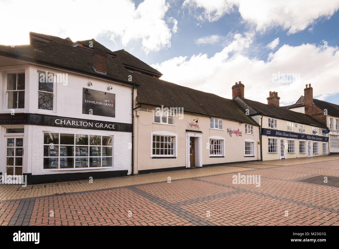 Unternehmen in Cross Street in Basingstoke, Hampshire, Großbritannien Stockfoto