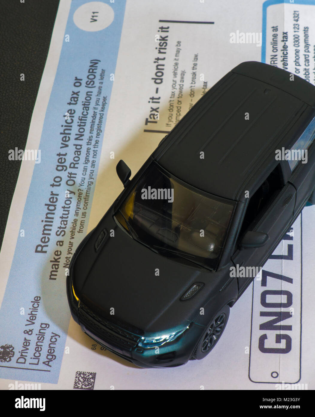 Ein Modell/Spielzeugauto auf Dvla (Behörde) Form V11 - Erinnerung Kfz-steuer zu erhalten oder einen gesetzlichen machen Off Road Notification (SON). England, UK. Stockfoto
