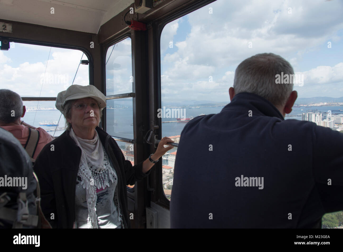 Gibraltar, Touristen genießen den Blick aus der Seilbahn. Stockfoto