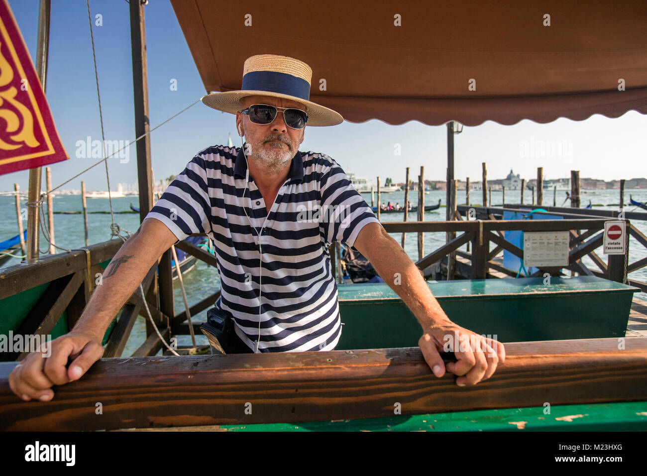 Gondoliere am Markusplatz, Venedig, Italien Stockfoto