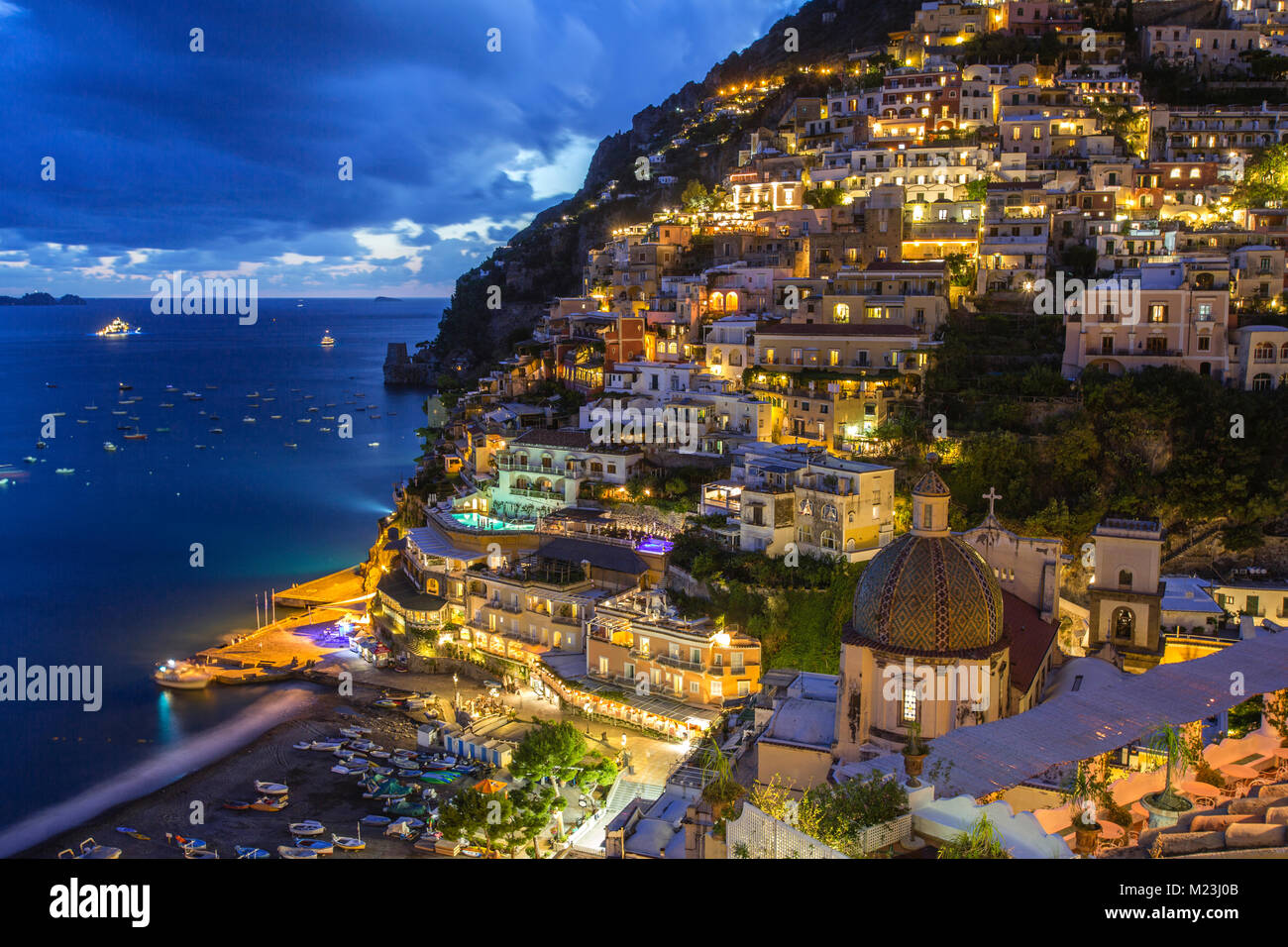 Positano Dorf an der Amalfiküste Coasta bei Dämmerung, Italien Stockfoto