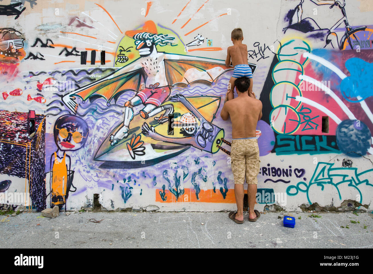 Vater und Sohn an der Graffiti-Wand in Piran, Slowenien Stockfoto