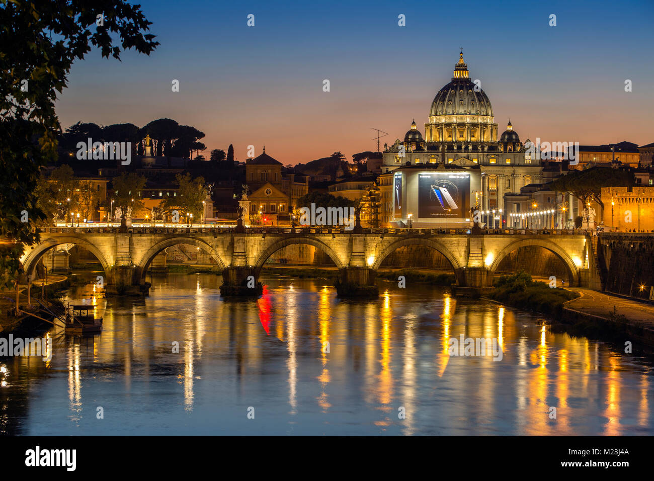 Vatikanstadt und St. Angelo Brücke bei Dämmerung, Italien Stockfoto