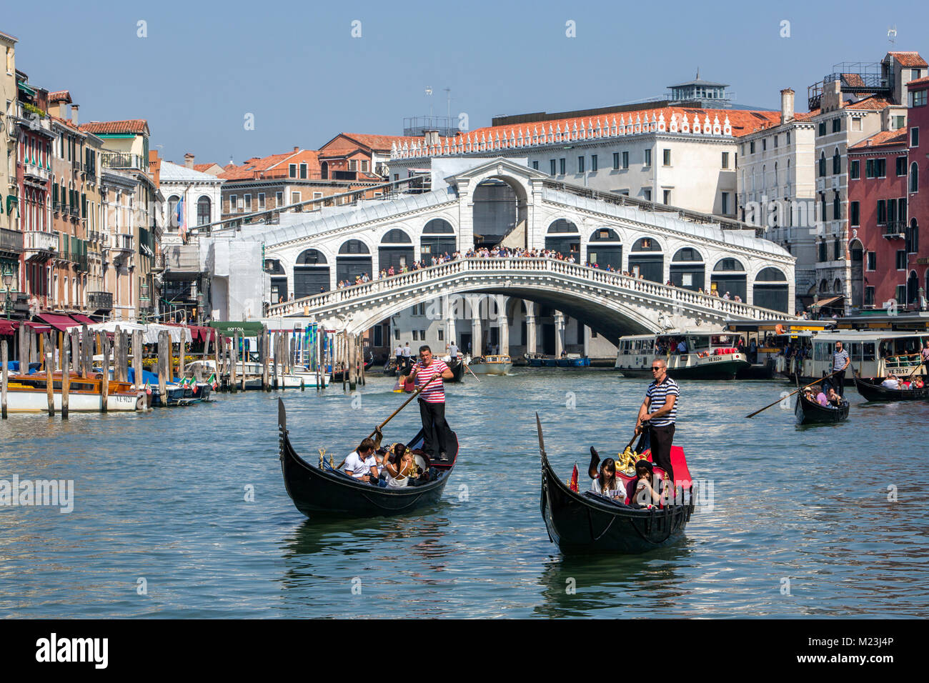 Gondeln auf dem Canal Grande mit Blick auf die Rialto Brücke, Venedig, Italien Stockfoto