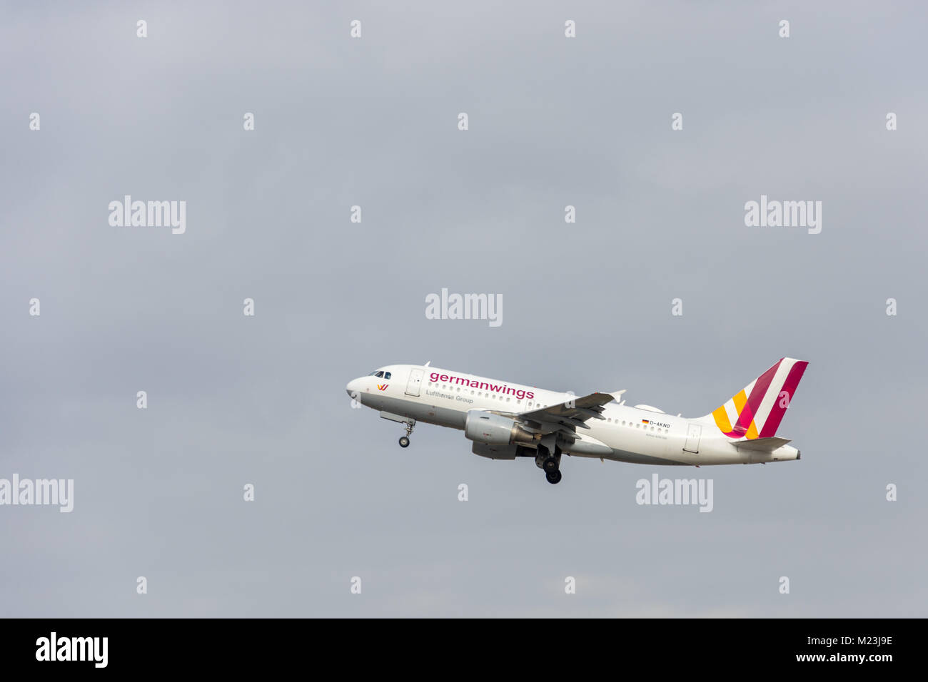 Stuttgart, Deutschland - 3. Februar 2018: Flugzeug Airbus A319-100 von Germanwing beim Fliegen - Himmel mit Wolken Stockfoto