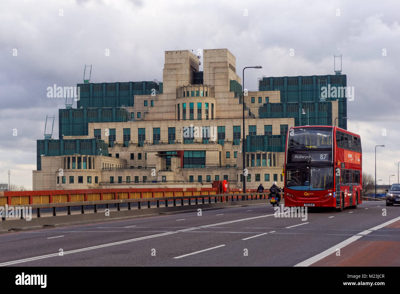 Die Secret Intelligence Service [SIS] MI6 Hauptquartier an der Vauxhall Cross aus der Vauxhall Bridge, London England United Kingdom UK gesehen Stockfoto
