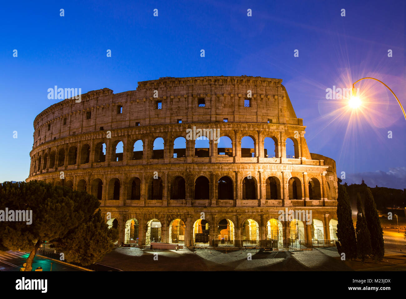 Kolosseum bei Dämmerung, Rom, Italien Stockfoto