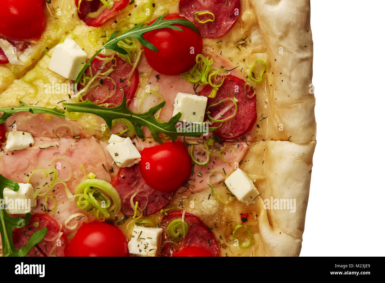 Detailansicht der Pizza mit Wurst, Schinken, Tomate Kirsche und ...