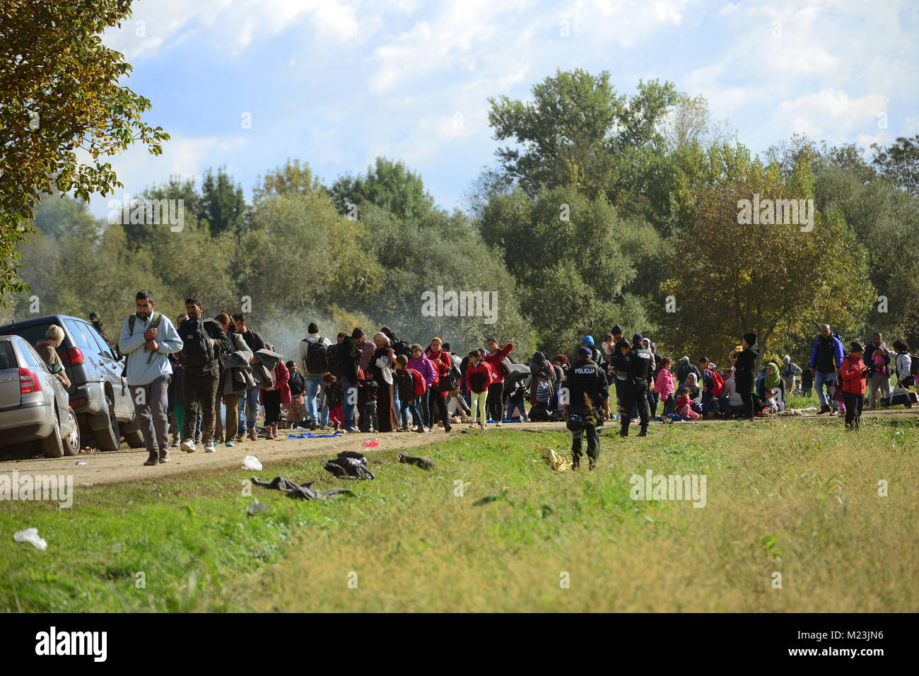Gruppe von Migranten kamen durch Croatia-Slovenia border und ging zu Camp mit Polizeieskorte in der Nähe von Dobova, Slowenien Stockfoto