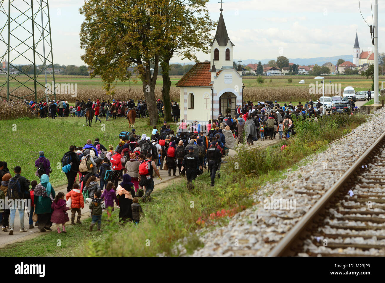Gruppe von Migranten kamen durch Croatia-Slovenia border und ging zu Camp mit Polizeieskorte in der Nähe von Dobova, Slowenien Stockfoto