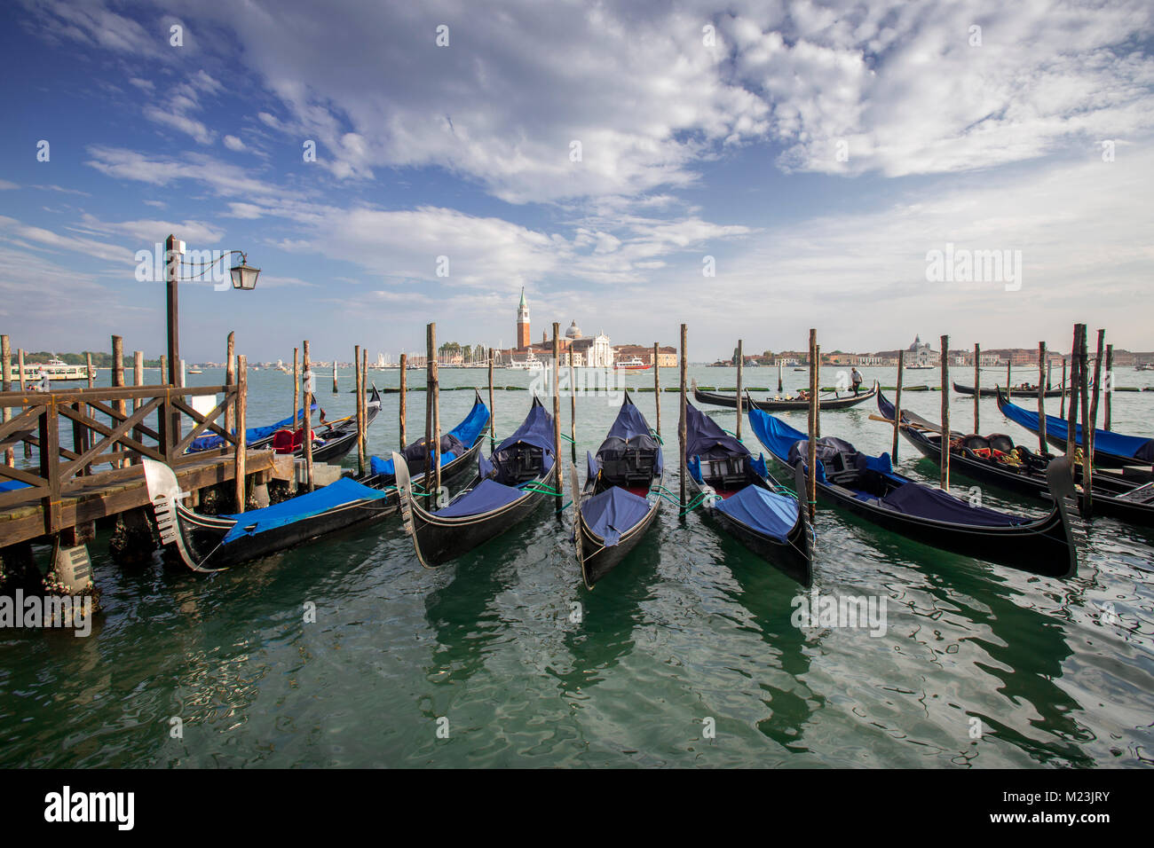 Gondeln an Saint Mark's Square mit Blick auf die Insel San Giorgio Maggiore, Venedig, Italien Stockfoto