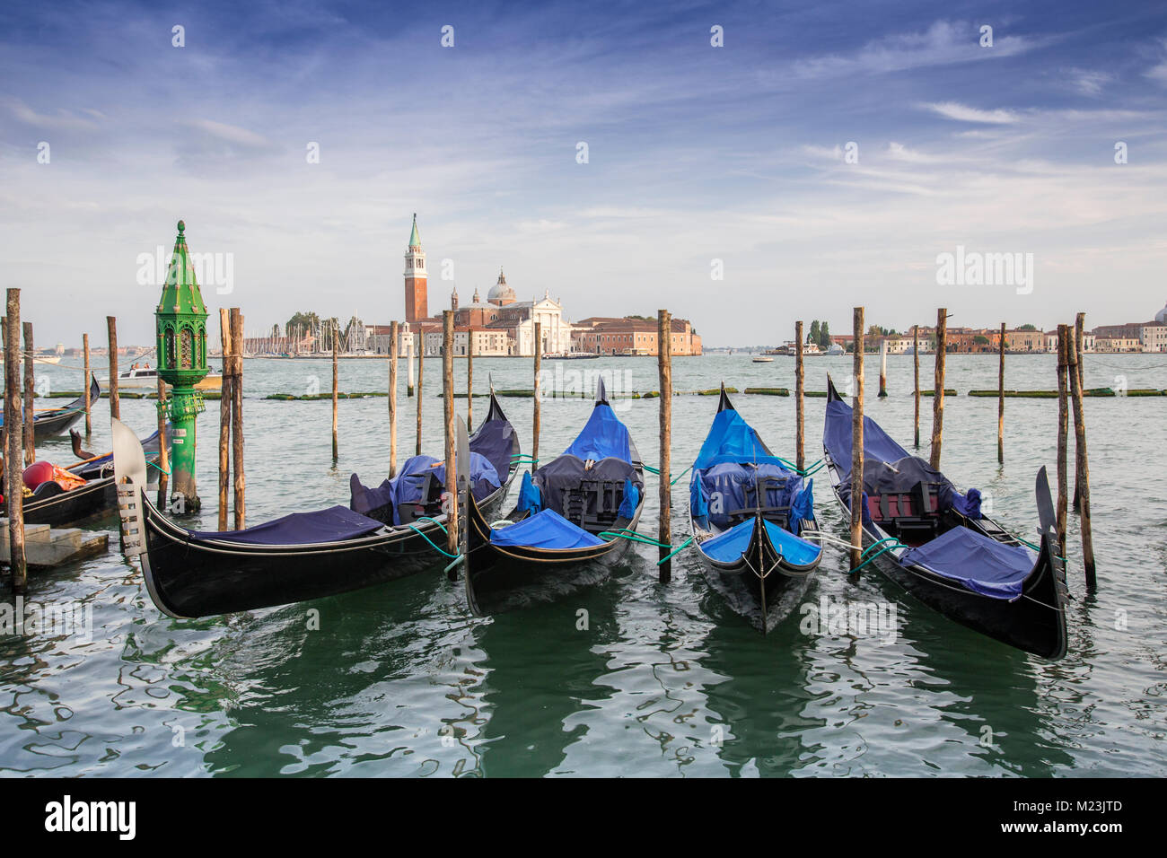 Gondeln an Saint Mark's Square mit Blick auf die Insel San Giorgio Maggiore, Venedig, Italien Stockfoto