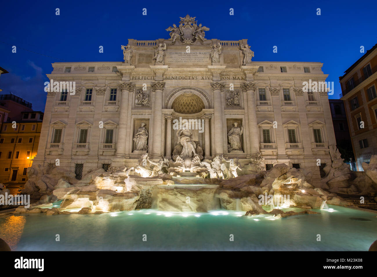 Trevi-brunnen bei Dämmerung, Piazza di Trevi, Rom, Italien Stockfoto