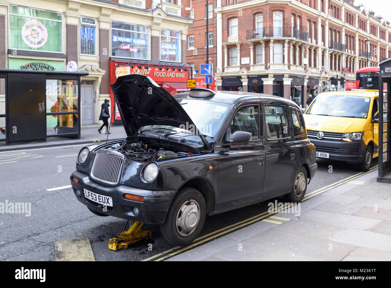Black Cab Taxi Aufschlüsselung auf die London Street. DE. Stockfoto