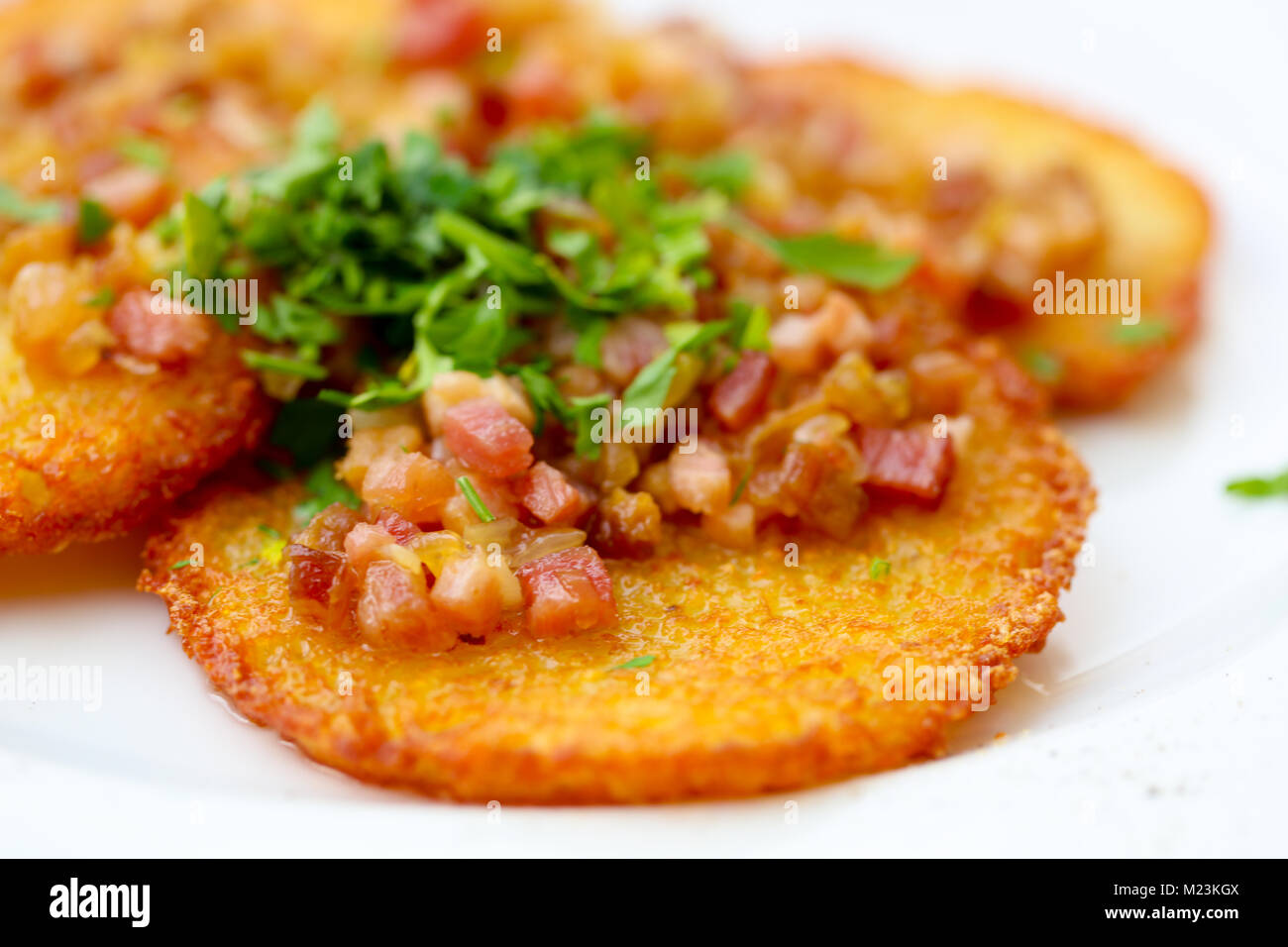 Kartoffelpuffer mit Speck und Dill Stockfotografie - Alamy