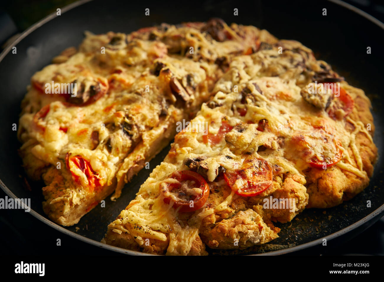 Hausgemachte glutenfreie Pizza Käse und Tomaten in einer Pfanne Stockfoto