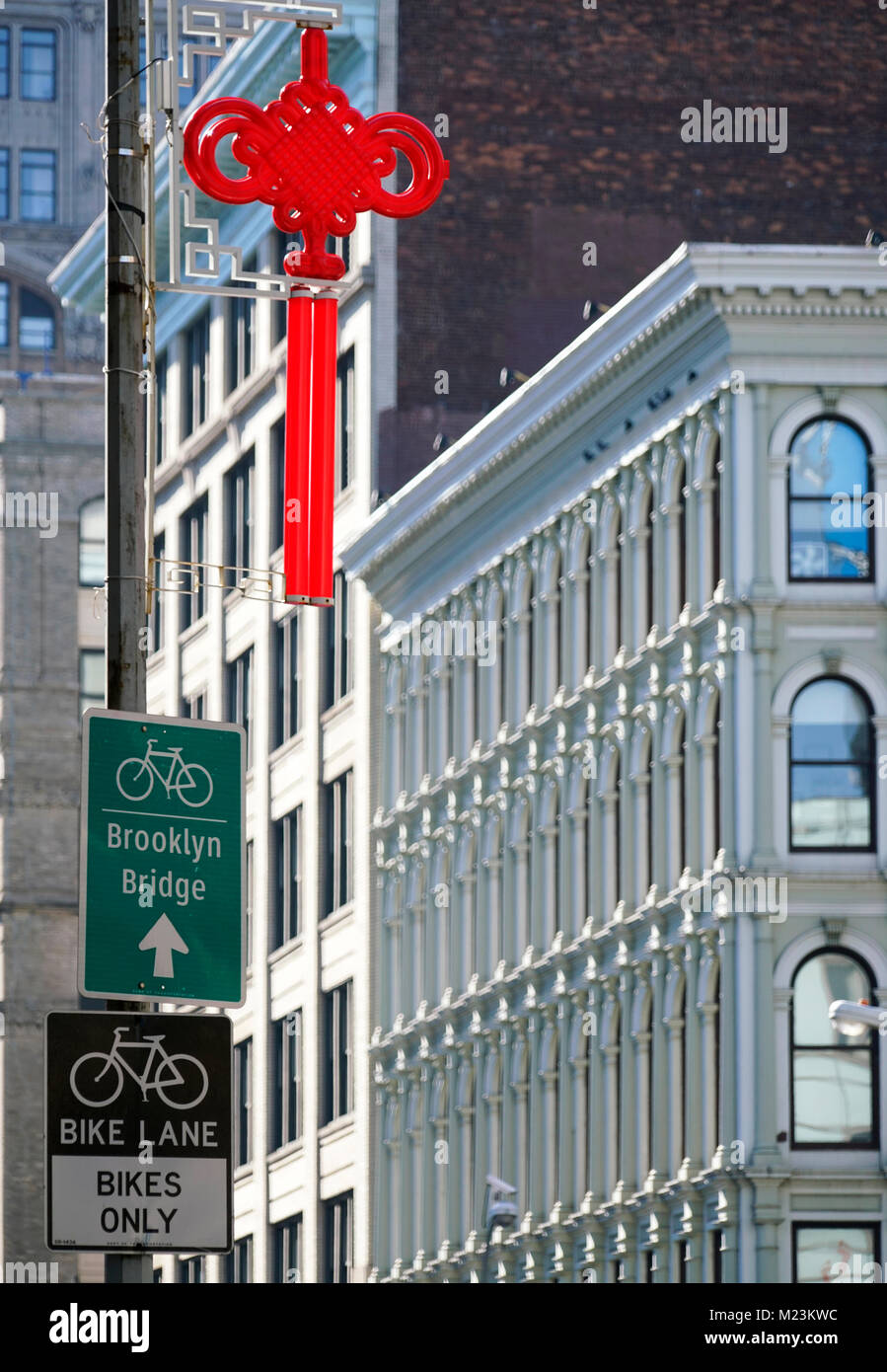 Rote chinesische Knoten eingerichtet Strassenlaterne für Lunar Chinese New Year Festival in Manhattan Chinatown. New York City, USA. Stockfoto
