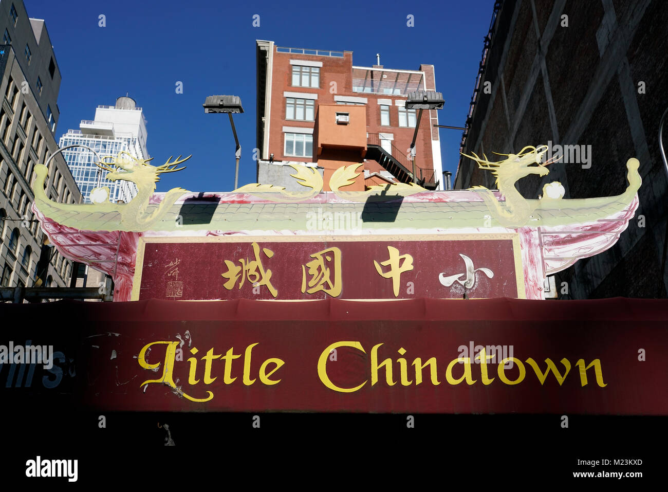 Zeichen der Kleine Chinatown in Englisch und Chinesisch Zeichen auf der Canal Street. Manhattan. Chinatown. New York City USA geschrieben. Stockfoto