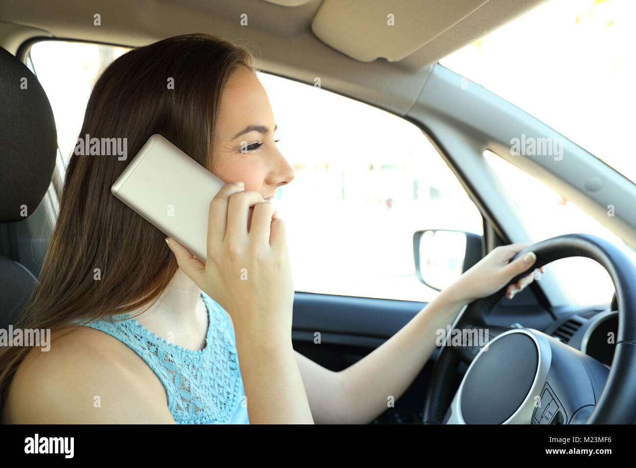 Seitenansicht Porträt einer Steuer auf Telefon Auto fahren Stockfoto