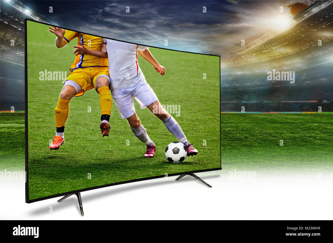 4k überwachen beobachten smart tv-Übersetzung des Fußballspiels. Stockfoto