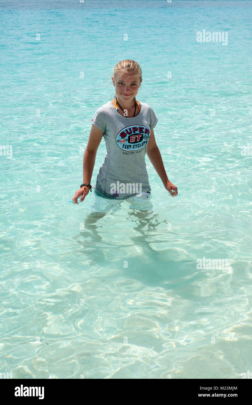 Abkühlung im kristallklaren tropischen Gewässern am Seven Mile Beach, Grand Cayman. Stockfoto