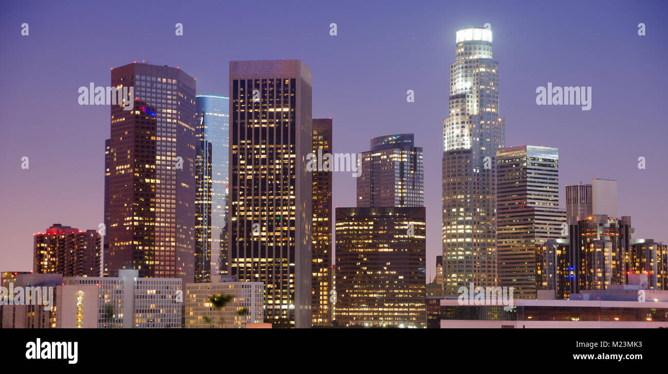 Helle Reflexionen bei Sonnenuntergang auf dem Gebäude und Architektur von Los Angeles, Kalifornien Stockfoto