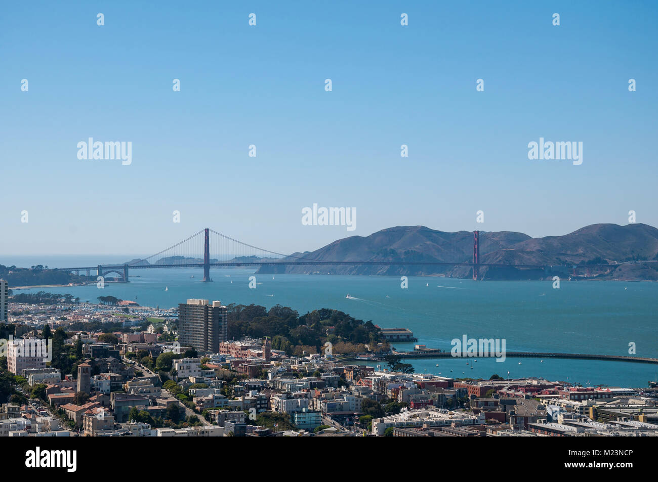 SAN FRANCISCO, Kalifornien - 9. SEPTEMBER 2015 - Blick auf die Golden Gate Bridge von Coit Tower Stockfoto