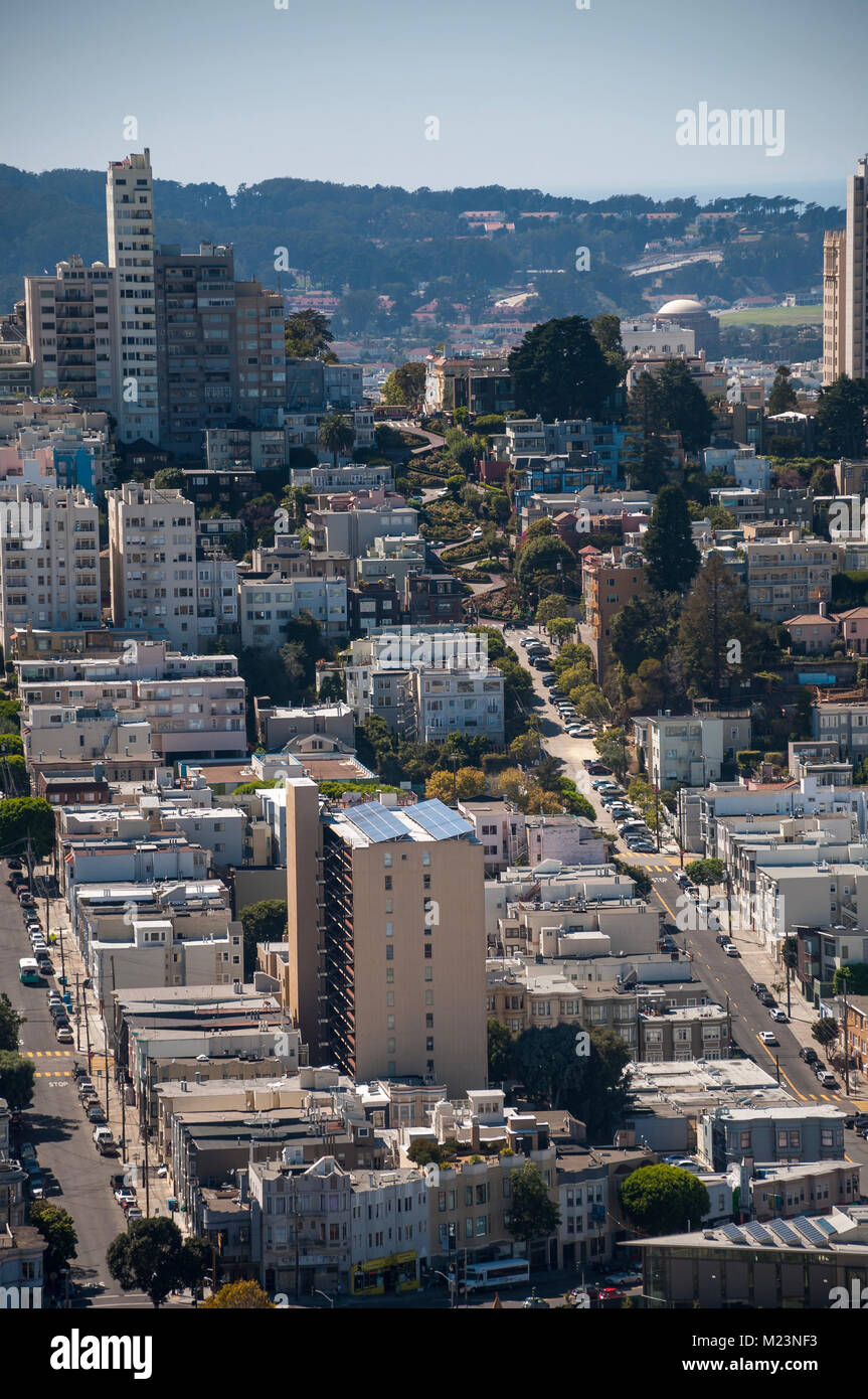 SAN FRANCISCO, Kalifornien - 9. SEPTEMBER 2015 - Blick auf der Lombard Street von Coit Tower Stockfoto