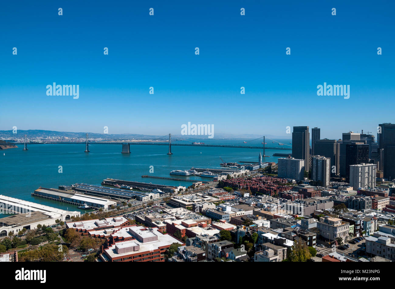 SAN FRANCISCO, Kalifornien - 9. SEPTEMBER 2015 - Blick auf Embarcadero und die Oakland Bay Bridge von Coit Tower Stockfoto