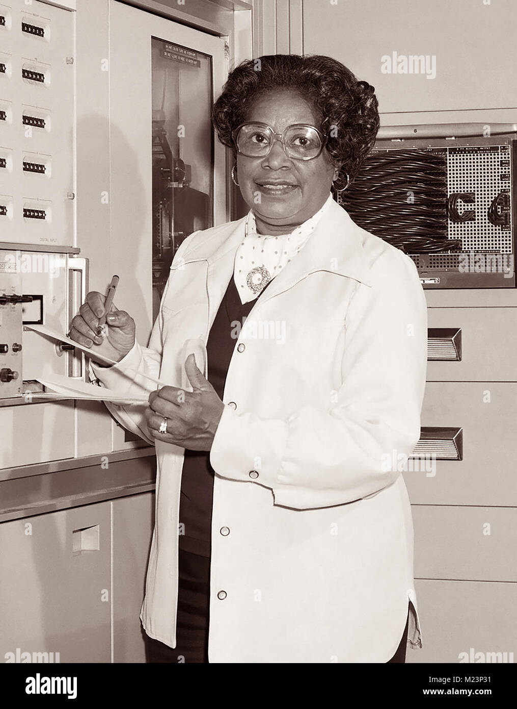 Maria Winston Jackson (1921 - 2005) war ein Afrikanischer Amerikanischer Mathematiker und Ingenieur für Luft- und Raumfahrt an der Nationalen Beratenden Ausschuss für die Luft- und Raumfahrt (NACA), die 1958 das Nationale Luft- und Raumfahrtbehörde (NASA). Maria arbeitete in Langley Research Center, Hampton, Virginia, für die meisten ihrer Karriere, zunächst als "Computer" im westlichen Bereich Computing Division getrennt. Sie nahm advanced engineering Klassen und im Jahre 1958 wurde die NASA erste schwarze Ingenieurin. Jackson war in dem Film versteckte Zahlen sowie das Buch auf dem der Film basiert. Stockfoto