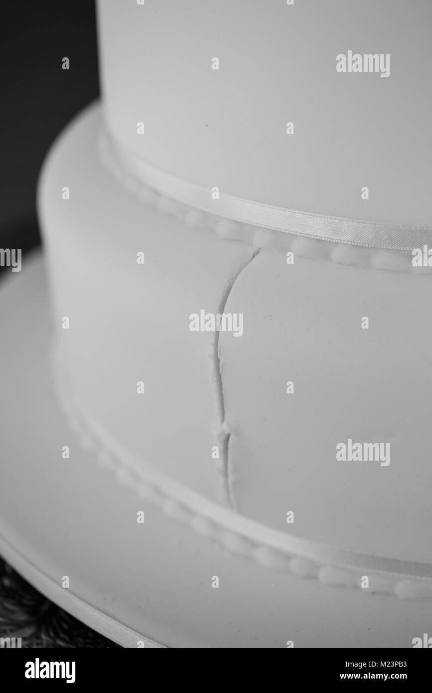 Das Anschneiden der Hochzeitstorte Stockfoto