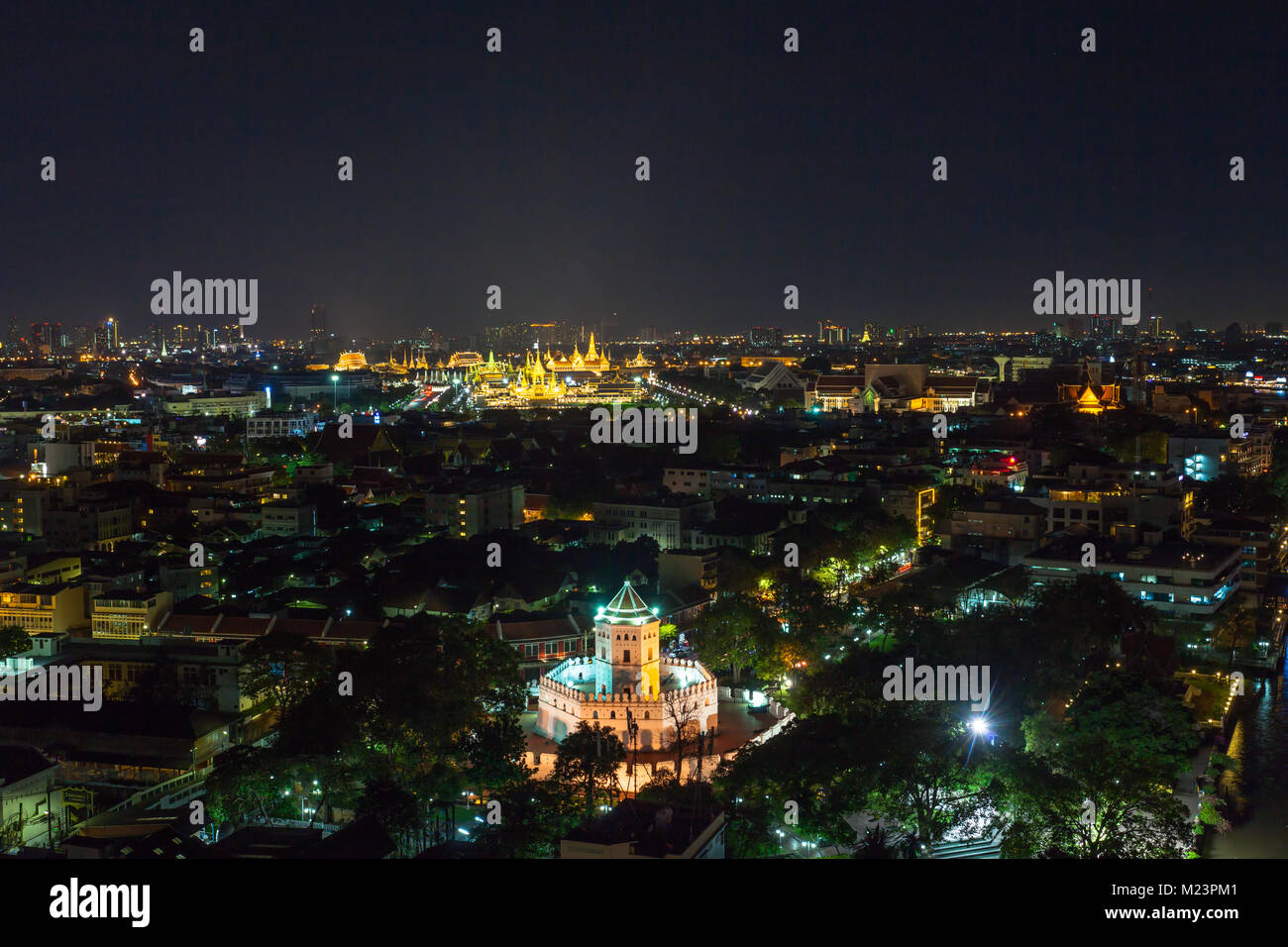 Blick von oben auf die Mahakan Fort und die Königlichen Scheiterhaufen von König Bhumibol Adulyadej in Bangkok in der Dämmerung. Stockfoto