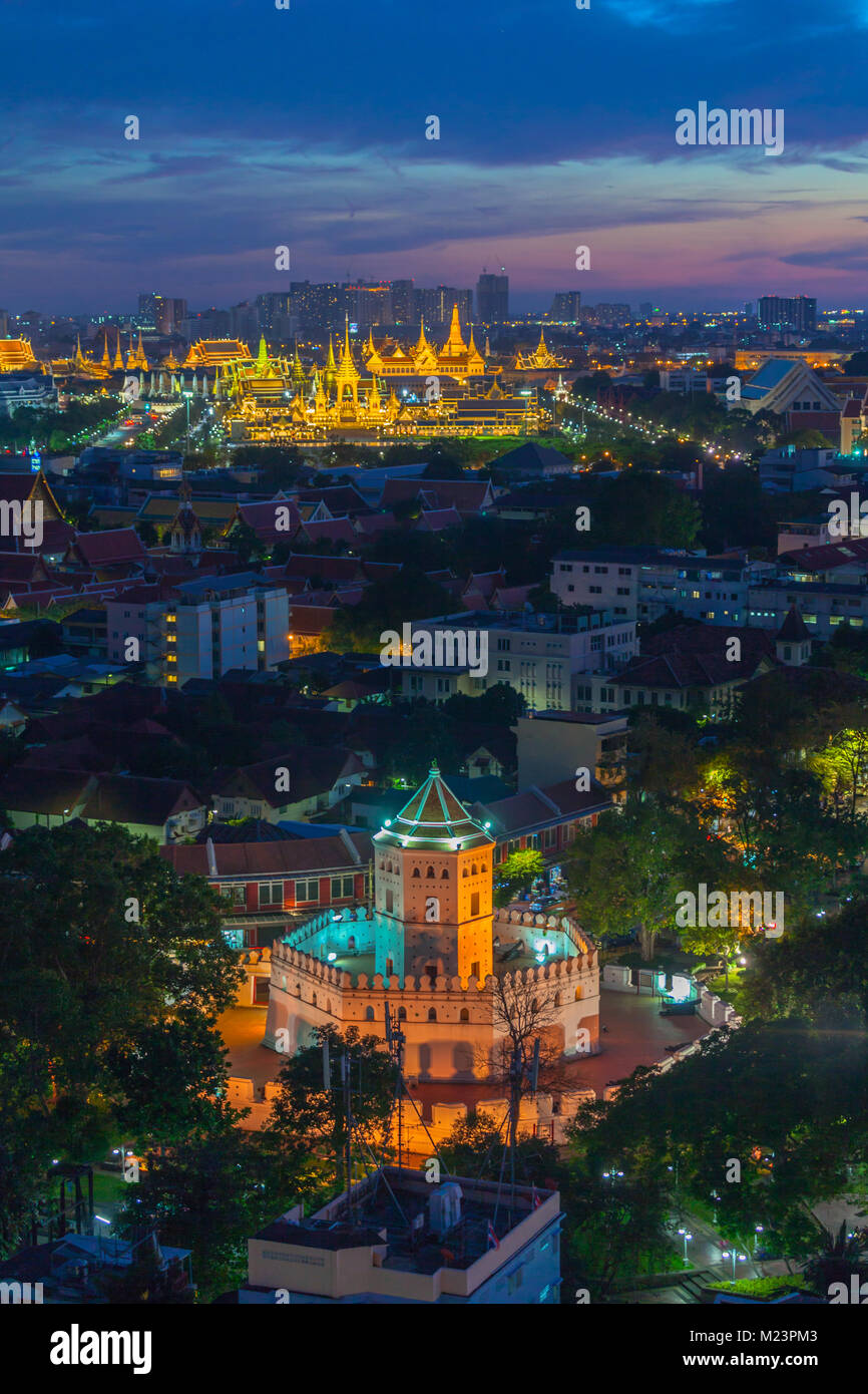 Blick von oben auf die Mahakan Fort und die Königlichen Scheiterhaufen von König Bhumibol Adulyadej in Bangkok in der Dämmerung. Stockfoto