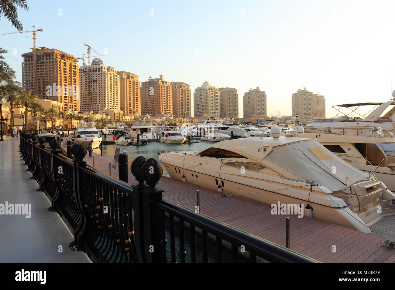 Die PERLE, Katar - Februar 3, 2018: Blick auf den Porto Arabien Abschnitt der massiven Die Perle Wohnanlage in West Bay, Doha, Katar Stockfoto