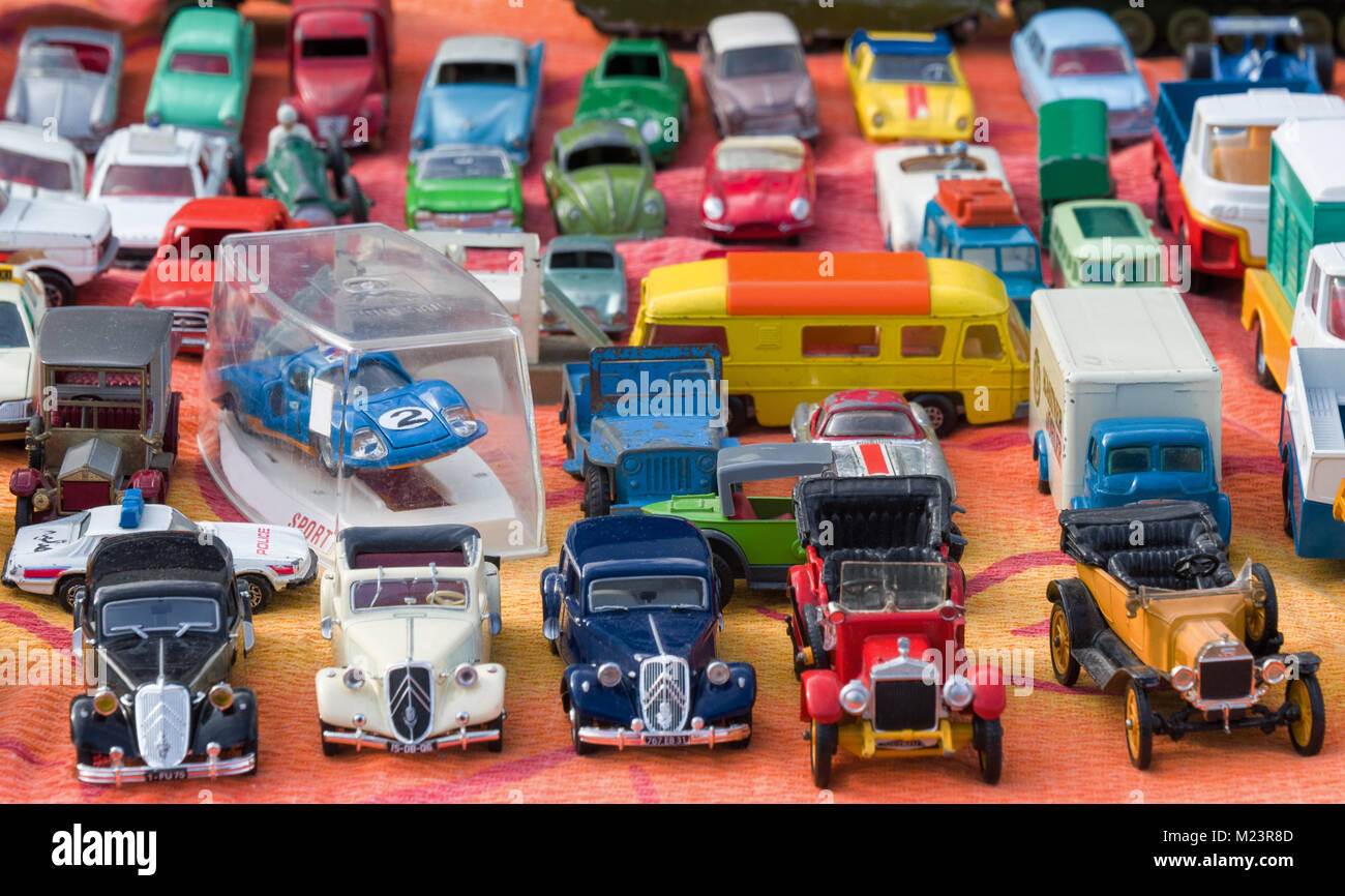 Die Exposition von Spielzeugautos in einem Flohmarkt Stockfoto