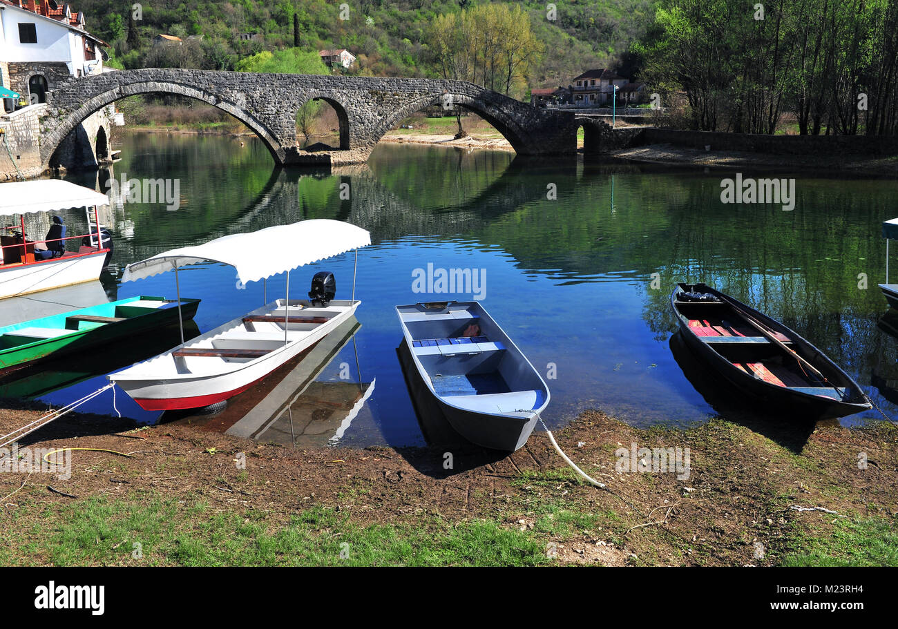 Fischerboote in Rieka Crnojevica Stadt, Montenegro Stockfoto