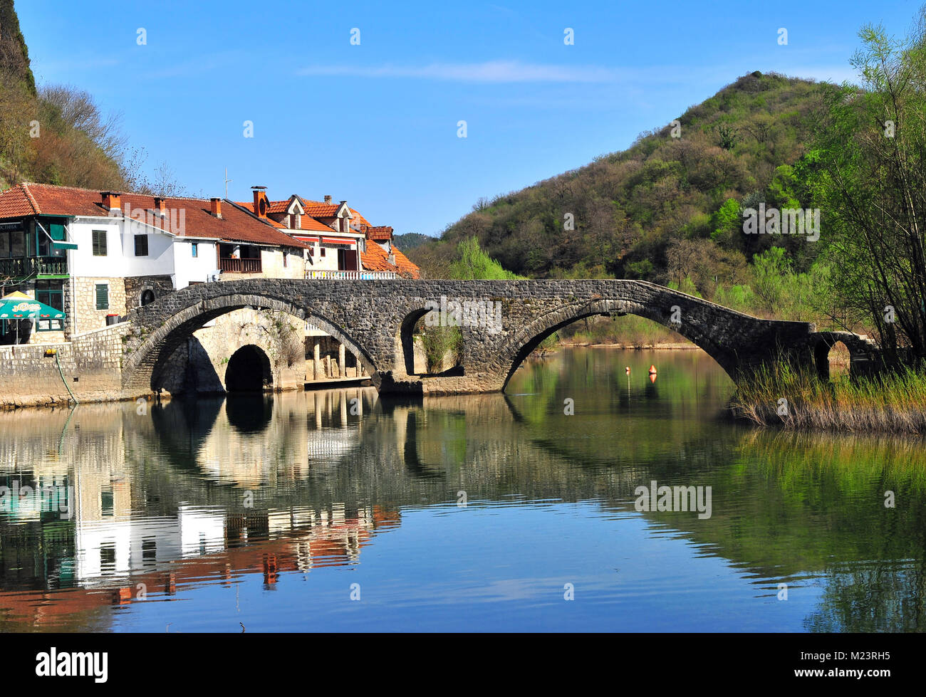 Alte Brücke in Rieka Crnojevica Stadt, Montenegro Stockfoto