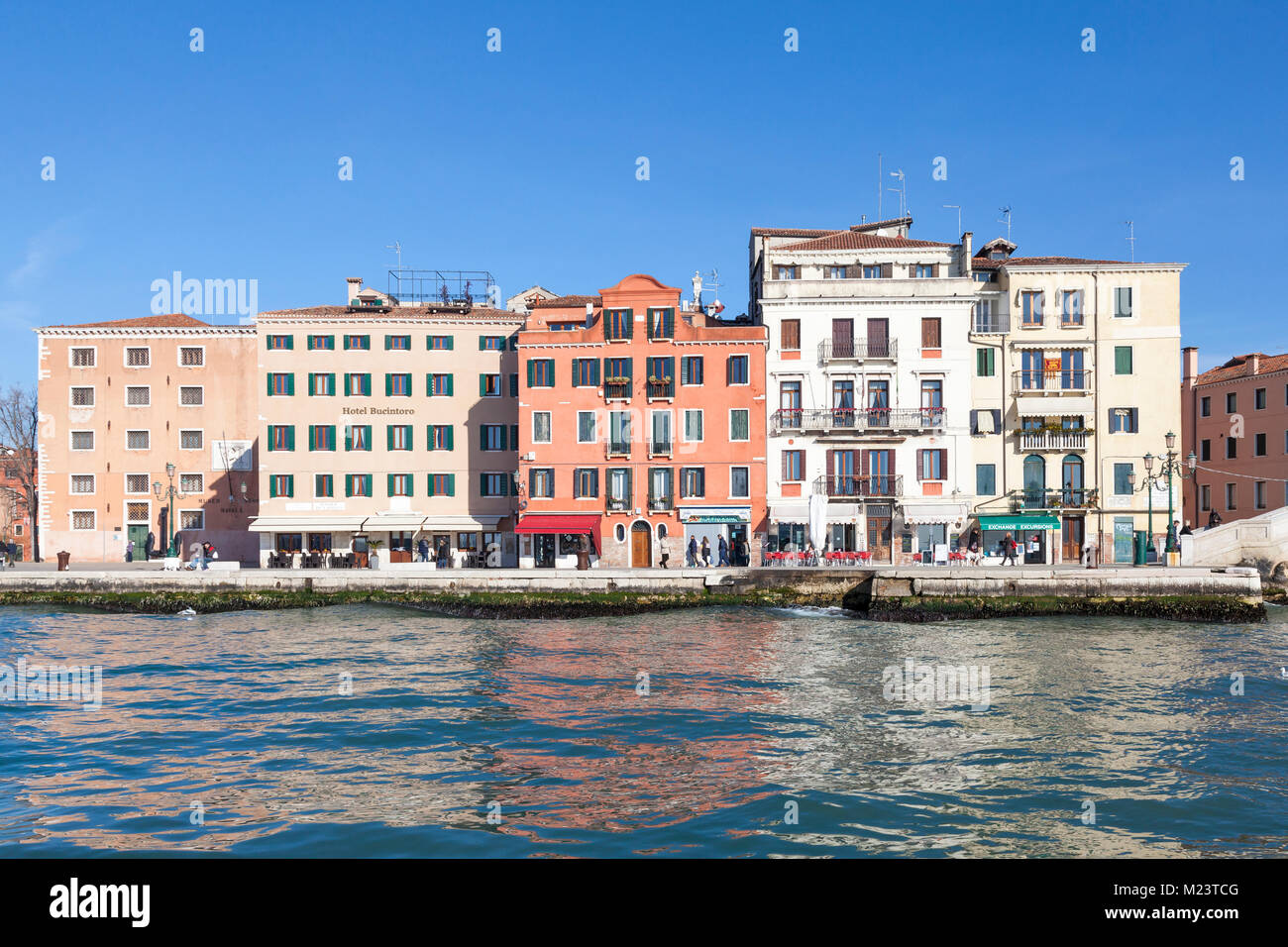 Riva S Biasio, Naval history Museum und das Hotel Bucintoro, Castello, Venedig, Venetien, Italien, gesehen von der Lagune mit waterfront Geschäfte und Paläste Stockfoto