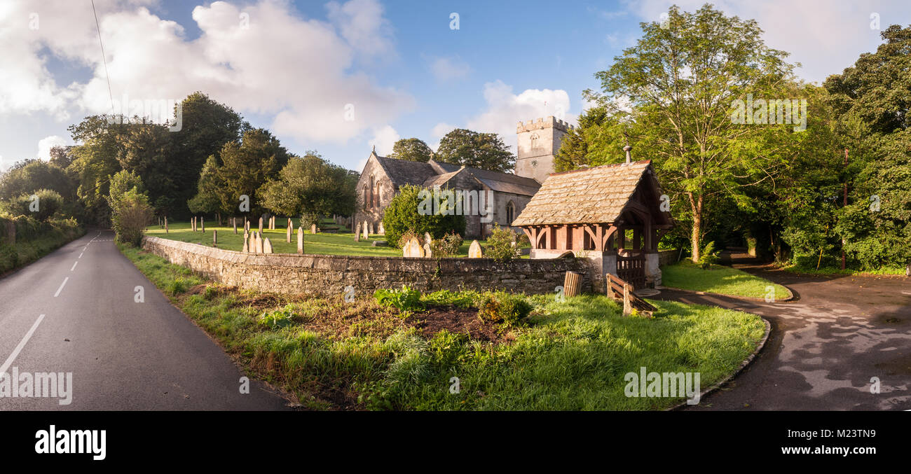 Wolle, England, Großbritannien - 28 August, 2012: Morgen scheint die Sonne auf die Pfarrkirche St. Christophorus in Winfrith Newburgh, Dorset. Stockfoto