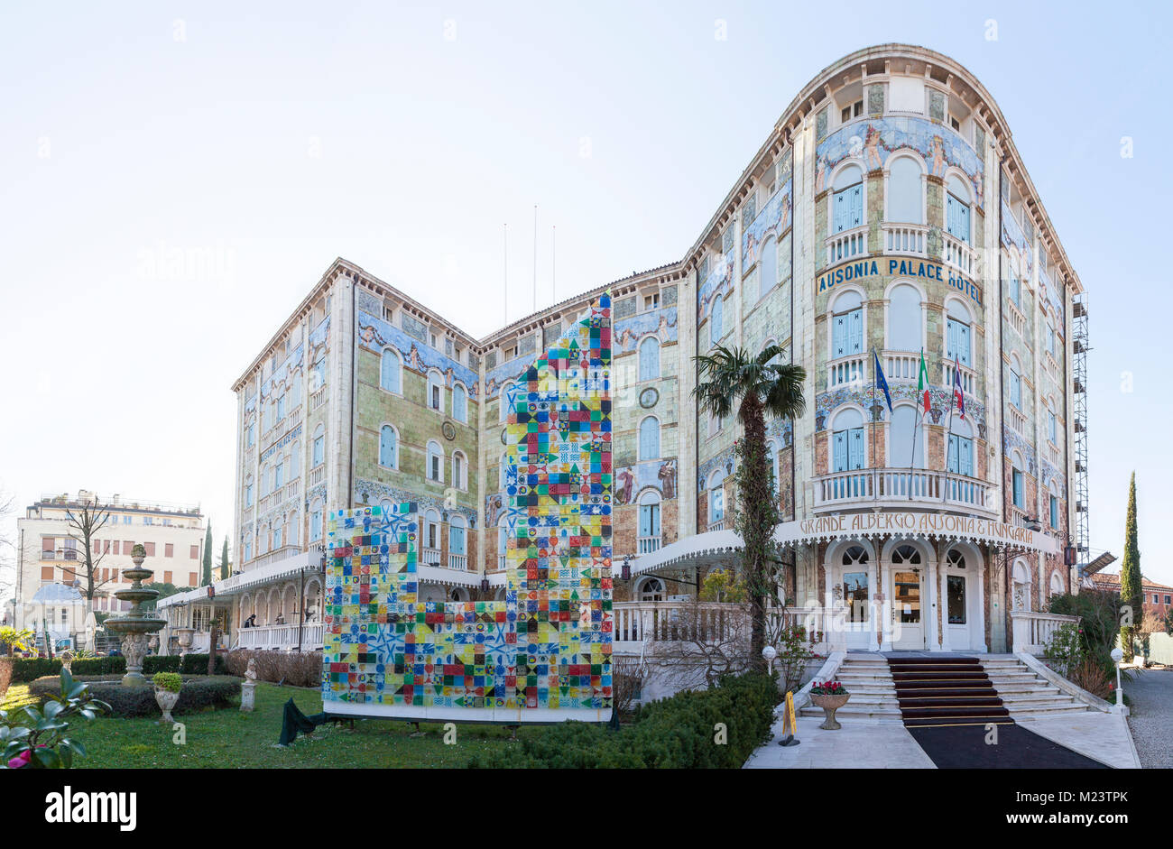 Die Liberty Style Ausonia Palace Hotel Grande Albergo AUSONIA e Hungaria, Lido di Venezia, Venedig, Italien mit seiner Decke von polychrome Majolika til Stockfoto