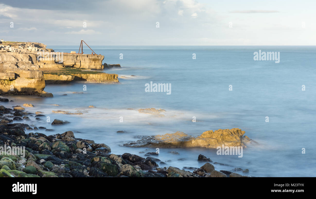 Die Sonne scheint auf den Klippen von stillgelegten Steinbruch arbeiten an der Portland Bill links in Dorset auf Englands Jurassic Coast. Stockfoto