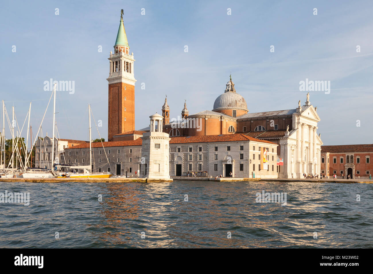 Die Insel San Giorgio Maggiore, Venedig, Venetien, Italien bei Sonnenuntergang von der Lagune mit seiner Kirche und Campanile von Palladio in selbst gestalteten gesehen Stockfoto