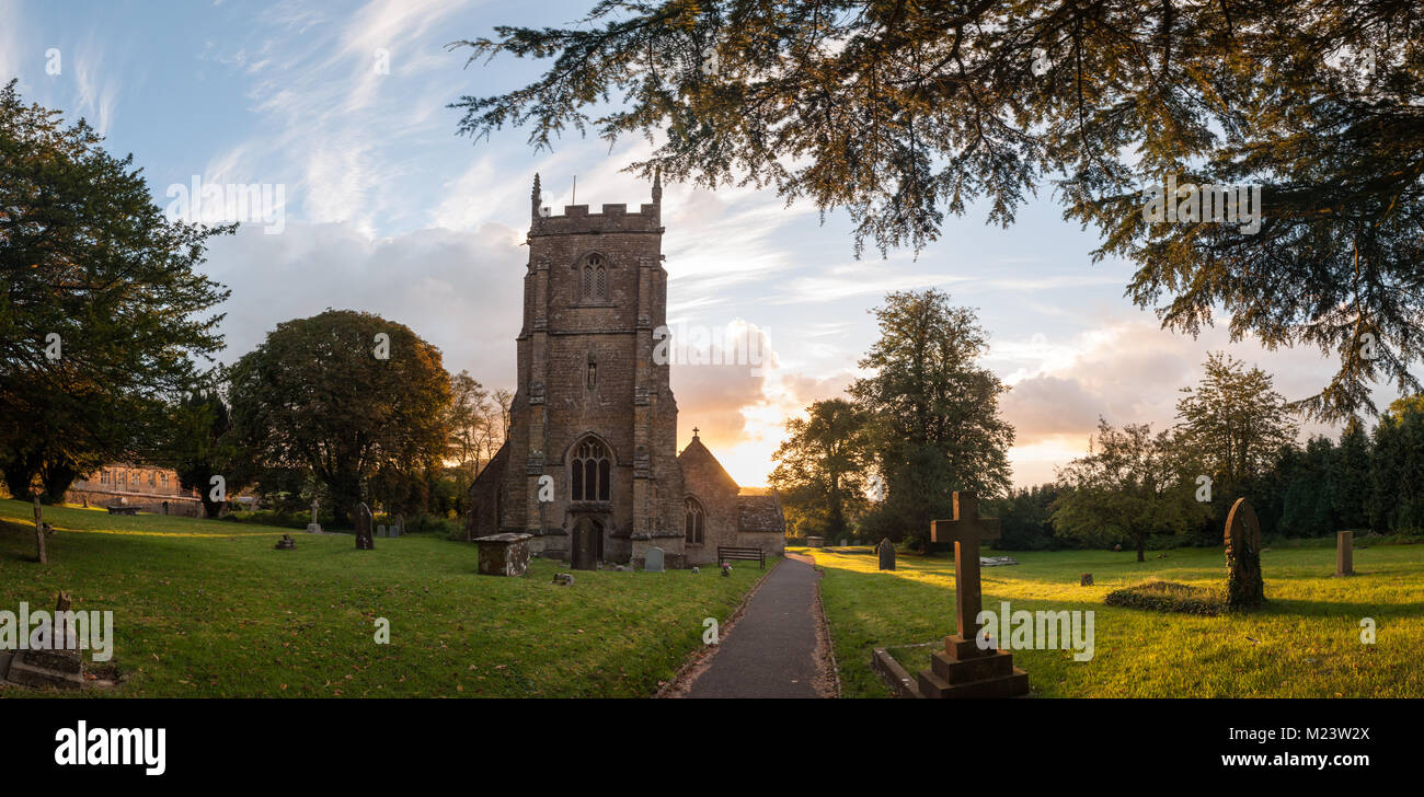 Die traditionelle Englische Pfarrkirche in Corton Denham in South Somerset. Stockfoto