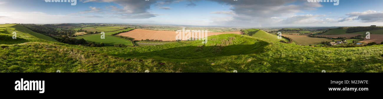 Morgen leuchtet die Landschaft der Somerset Levels aus Corton Beacon Hill im Süden von Somerset, England gesehen. Stockfoto